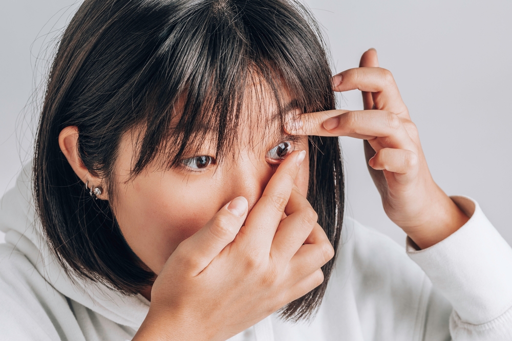 Close-up,Shot,Of,Young,Asian,Woman,Wearing,Contact,Lens.,Vision