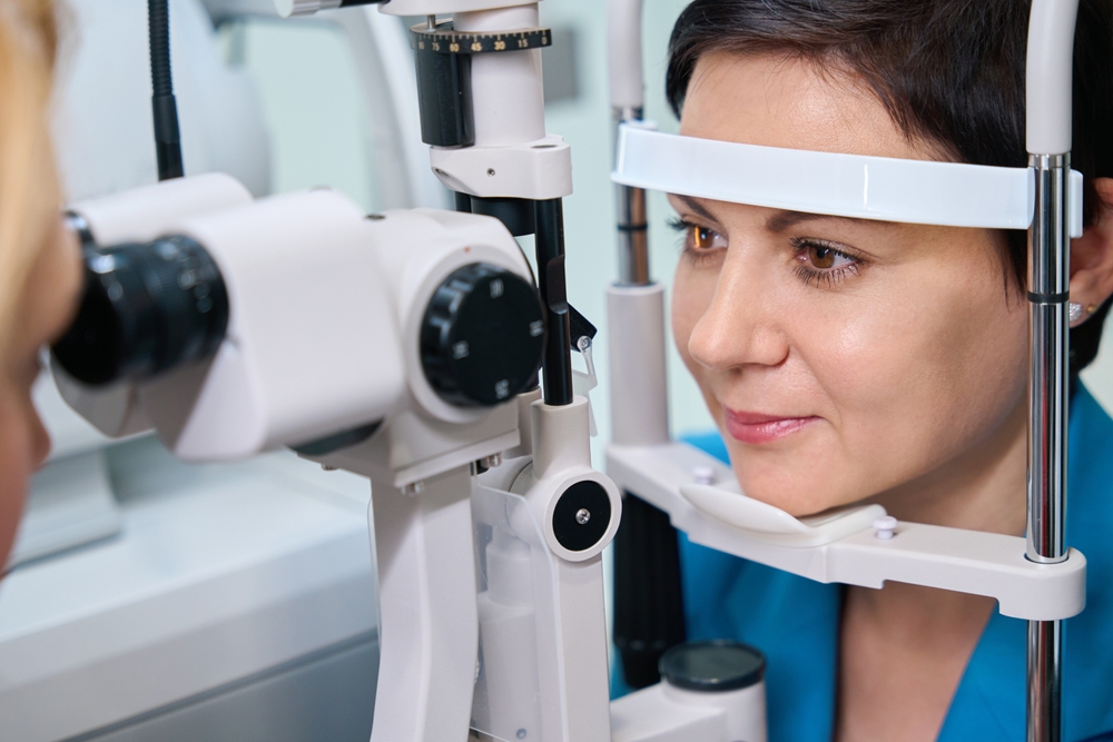 Adult,Woman,Undergoing,Biomicroscopy,Procedure,At,Ophthalmology,Office