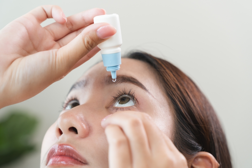 Asian,Young,Woman,Using,Medical,Eye,Drops,To,Treat,Dry