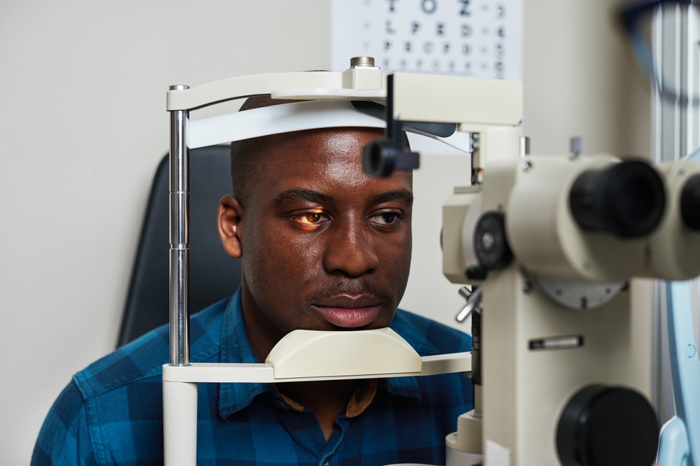 Optometrist,Conducting,Eye,Examination,With,Advanced,Equipment,In,A,Modern
